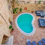 New To The Market - Unique House With Pool By Sf Homes