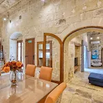 New To The Market - Unique House With Pool By Sf Homes *