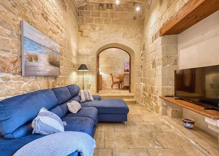 New To The Market - Unique House With Pool By Sf Homes