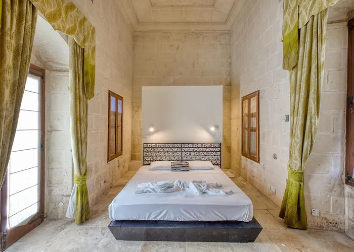 New To The Market - Unique House With Pool By Sf Homes *