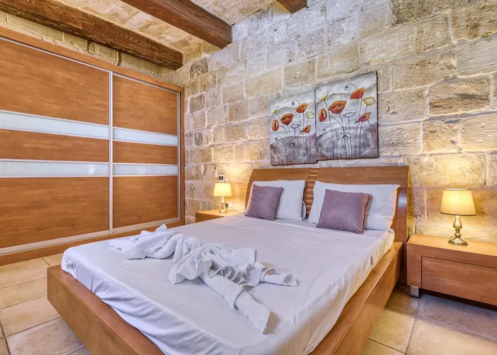 New To The Market - Unique House With Pool By Sf Homes *