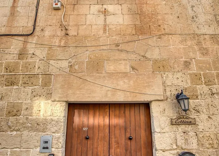 New To The Market - Unique House With Pool By Sf Homes