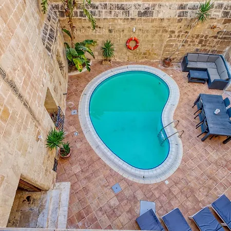 New To The Market - Unique House With Pool By Sf Homes