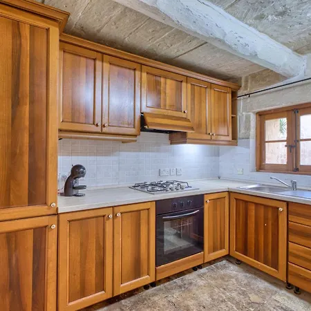 New To The Market - Unique House With Pool By Sf Homes *