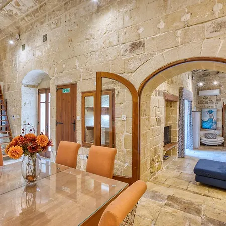 New To The Market - Unique House With Pool By Sf Homes *