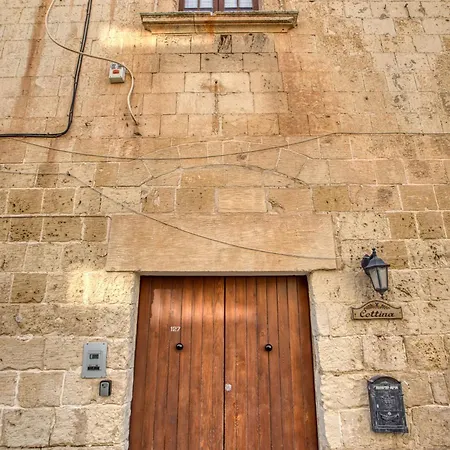 New To The Market - Unique House With Pool By Sf Homes