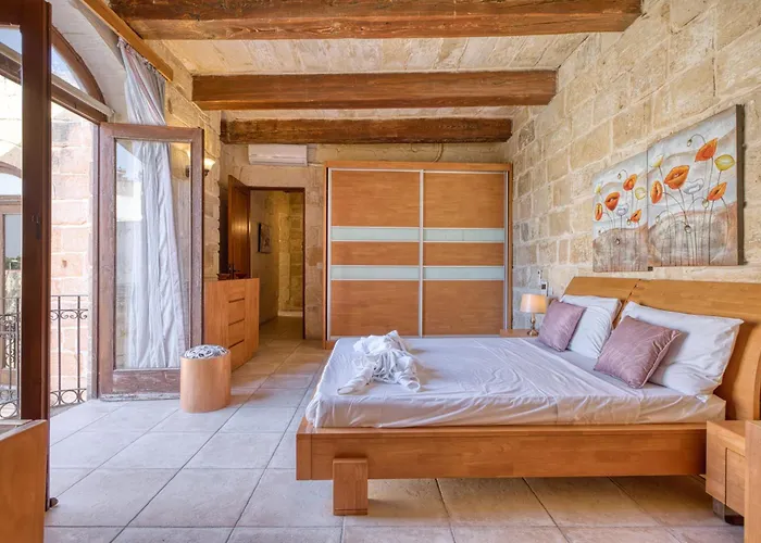 New To The Market - Unique House With Pool By Sf Homes