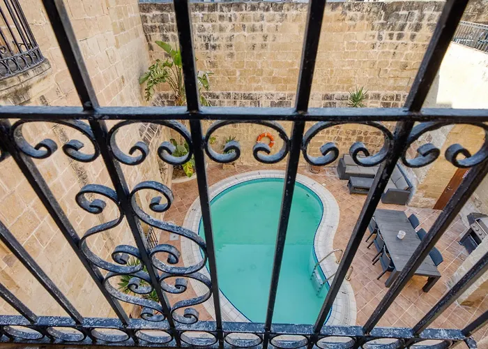 New To The Market - Unique House With Pool By Sf Homes