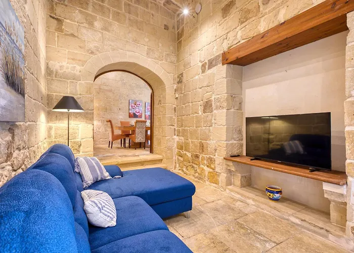 New To The Market - Unique House With Pool By Sf Homes